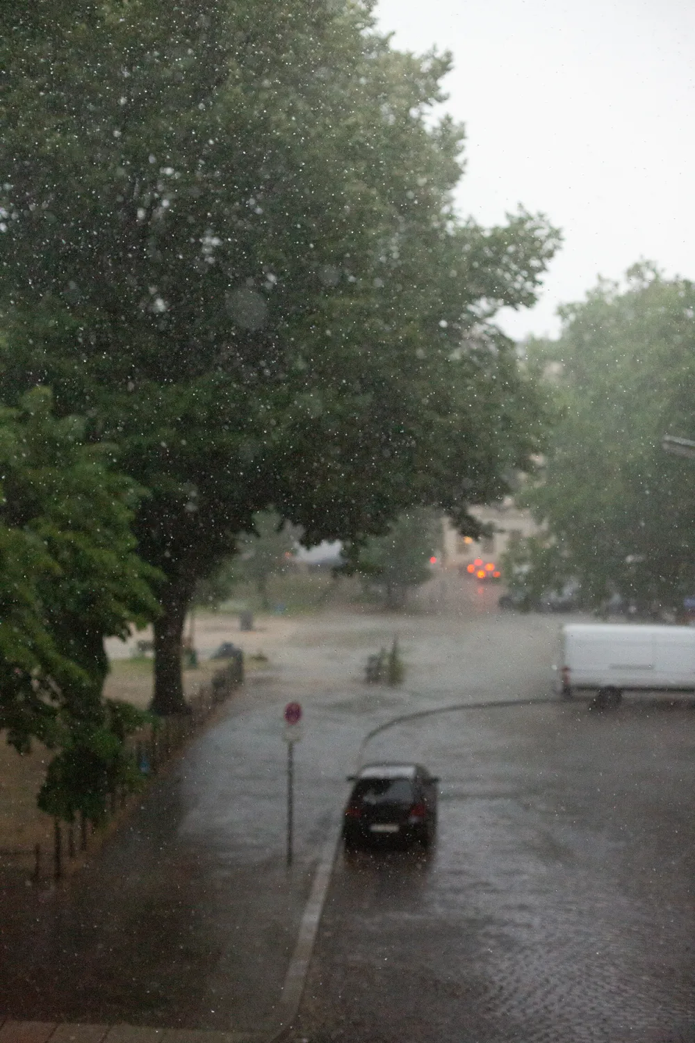 Summer Storm Rain Drops Freeze Frame — Wolfgang Tillmans — Exhibitions — Galerie Buchholz — Image 00