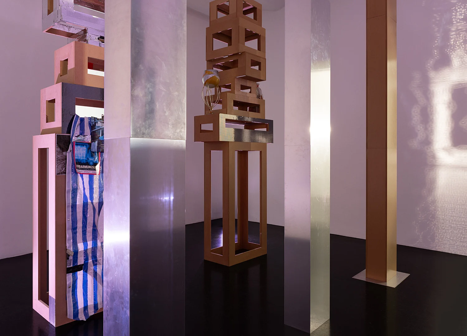4 Turme, 3 Stelen, Schauspieler und Vollmond — Isa Genzken — Exhibitions — Galerie Buchholz — Image 11