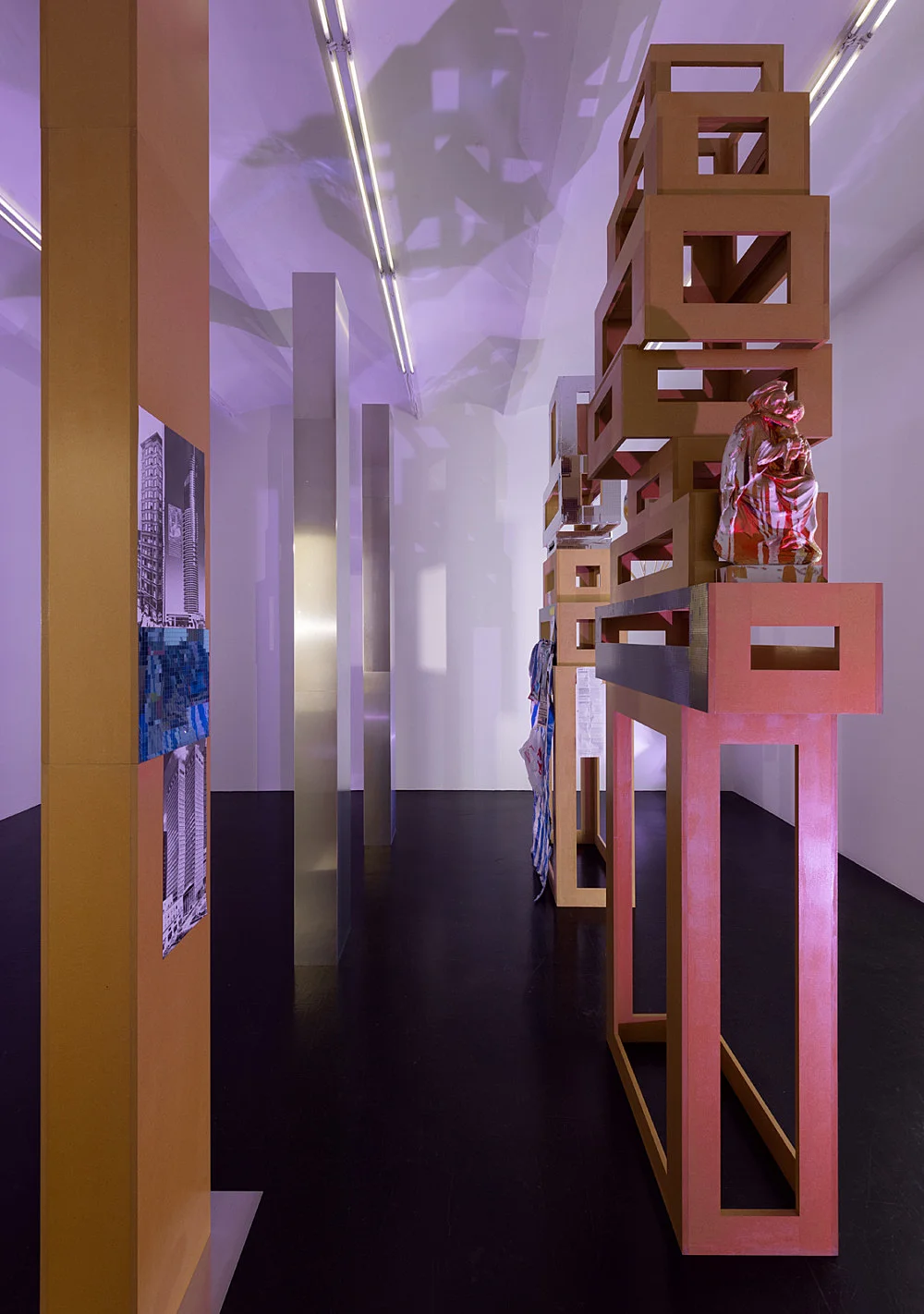 4 Turme, 3 Stelen, Schauspieler und Vollmond — Isa Genzken — Exhibitions — Galerie Buchholz — Image 13
